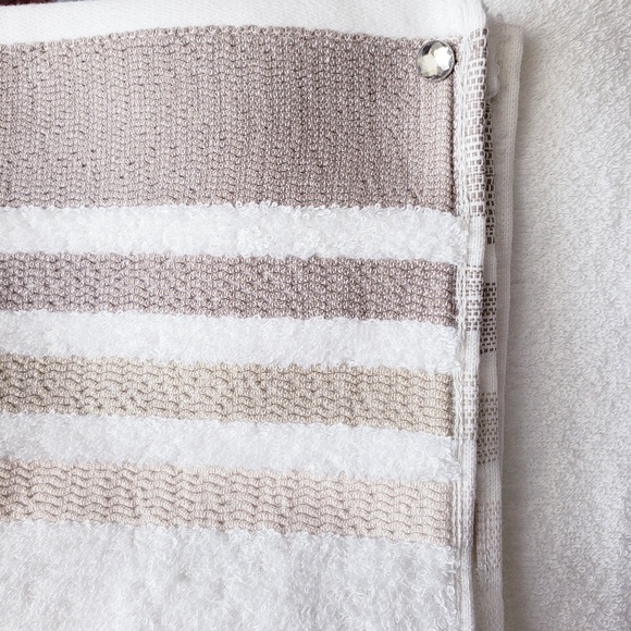 #0972-A ●New! Beige & White Hang'N'Snap Bath Towel 27x52 *Select snap - Picture 5 of 12